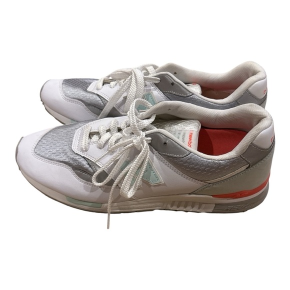 NEW BALANCE  White and Gray Sneakers men like new - Picture 2 of 5